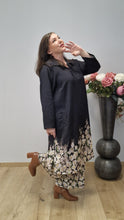 Lade das Bild in den Galerie-Viewer, Longtunika Kleid in angesagtem floralem Design Größe 40 bis 60
