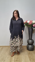 Lade das Bild in den Galerie-Viewer, Longtunika Kleid in angesagtem floralem Design Größe 40 bis 60
