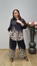 Lade das Bild in den Galerie-Viewer, Hingucker Hose mit süßem, floralen Muster Gr 40 bis 62 - Gozzip
