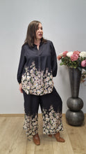 Lade das Bild in den Galerie-Viewer, Hingucker Hose mit süßem, floralen Muster Gr 40 bis 62 - Gozzip
