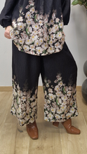 Lade das Bild in den Galerie-Viewer, Hingucker Hose mit süßem, floralen Muster Gr 40 bis 62 - Gozzip
