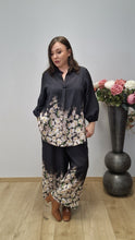 Lade das Bild in den Galerie-Viewer, Hingucker Hose mit süßem, floralen Muster Gr 40 bis 62 - Gozzip

