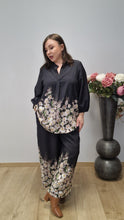 Lade das Bild in den Galerie-Viewer, Hingucker Hose mit süßem, floralen Muster Gr 40 bis 62 - Gozzip
