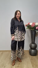 Lade das Bild in den Galerie-Viewer, Hingucker Hose mit süßem, floralen Muster Gr 40 bis 62 - Gozzip
