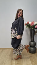 Lade das Bild in den Galerie-Viewer, Hingucker Hose mit süßem, floralen Muster Gr 40 bis 62 - Gozzip
