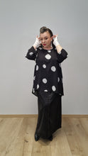 Lade das Bild in den Galerie-Viewer, Wunderschöne Viskose Tunika in angesagtem Punkte Design Gr 42 bis 64 - Studio
