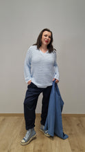 Lade das Bild in den Galerie-Viewer, Sommerpulli mit Lochmuster in Babyblau Gr 40 bis 62- Kaffe Curve
