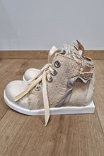 Load image into Gallery viewer, Papucei High Top Sneaker in beige bis Gr 42
