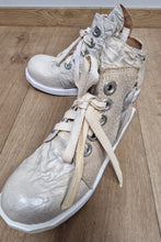 Load image into Gallery viewer, Papucei High Top Sneaker in beige bis Gr 42
