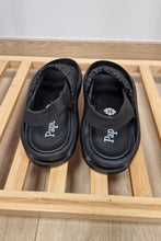 Load image into Gallery viewer, Papucei Flipzy in Schwarz bis Gr 42
