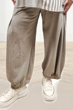 Lade das Bild in den Galerie-Viewer, Hose in Ballonform aus Sweat in taupe
