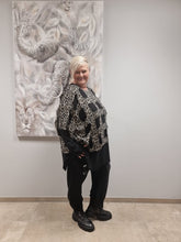 Lade das Bild in den Galerie-Viewer, Stricküberwurf von CN-G Einheitsgröße tragbar Gr 38/40 bis 64 Leo Muster
