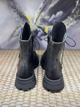 Lade das Bild in den Galerie-Viewer, Papucei Stiefelette Hunt mit Reißverschluss Black Silver
