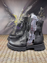 Lade das Bild in den Galerie-Viewer, Papucei Stiefelette Hunt mit Reißverschluss Black Silver
