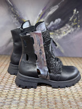Lade das Bild in den Galerie-Viewer, Papucei Stiefelette Hunt mit Reißverschluss Black Silver
