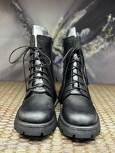 Lade das Bild in den Galerie-Viewer, Papucei Stiefelette Hunt mit Reißverschluss Black Silver
