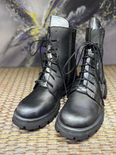 Lade das Bild in den Galerie-Viewer, Papucei Stiefelette Hunt mit Reißverschluss Black Silver
