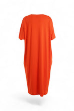 Lade das Bild in den Galerie-Viewer, Ultramodernes Oversize-Jerseykleid mit grafischem Print in Orange mit Pink bis Gr 64 - Gozzip
