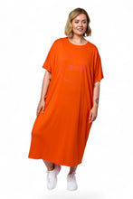 Lade das Bild in den Galerie-Viewer, Ultramodernes Oversize-Jerseykleid mit grafischem Print in Orange mit Pink bis Gr 64 - Gozzip
