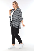 Load image into Gallery viewer, Bluse/ Jacke mit Kapuze in Blau und Pink  in Karomuster bis Größe 60
