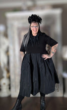 Lade das Bild in den Galerie-Viewer, Sinne Avantgarde Kleid mit Memory Taft
