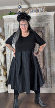 Lade das Bild in den Galerie-Viewer, Sinne Avantgarde Kleid mit Memory Taft
