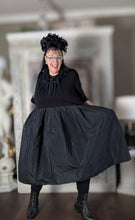 Lade das Bild in den Galerie-Viewer, Sinne Avantgarde Kleid mit Memory Taft
