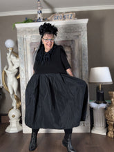 Lade das Bild in den Galerie-Viewer, Sinne Avantgarde Kleid mit Memory Taft
