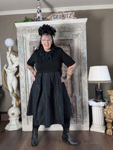 Lade das Bild in den Galerie-Viewer, Sinne Avantgarde Kleid mit Memory Taft

