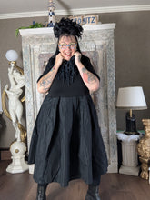 Lade das Bild in den Galerie-Viewer, Sinne Avantgarde Kleid mit Memory Taft
