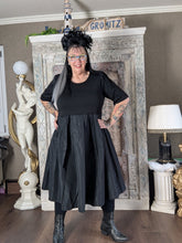 Lade das Bild in den Galerie-Viewer, Sinne Avantgarde Kleid mit Memory Taft
