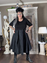 Lade das Bild in den Galerie-Viewer, Sinne Avantgarde Kleid mit Memory Taft
