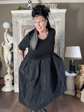 Lade das Bild in den Galerie-Viewer, Sinne Avantgarde Kleid mit Memory Taft
