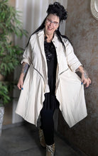 Lade das Bild in den Galerie-Viewer, 2 in 1 leichter Jeansmantel in Wollweiss, umfunktionierbar zur Jeansjacke Einheitsgröße 42 bis 58

