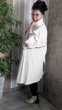 Lade das Bild in den Galerie-Viewer, 2 in 1 leichter Jeansmantel in Wollweiss, umfunktionierbar zur Jeansjacke Einheitsgröße 42 bis 58
