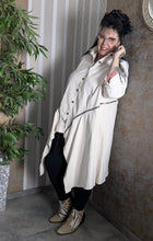 Lade das Bild in den Galerie-Viewer, 2 in 1 leichter Jeansmantel in Wollweiss, umfunktionierbar zur Jeansjacke Einheitsgröße 42 bis 58
