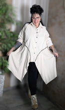 Lade das Bild in den Galerie-Viewer, 2 in 1 leichter Jeansmantel in Wollweiss, umfunktionierbar zur Jeansjacke Einheitsgröße 42 bis 58
