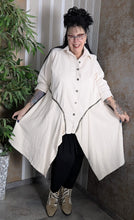 Lade das Bild in den Galerie-Viewer, 2 in 1 leichter Jeansmantel in Wollweiss, umfunktionierbar zur Jeansjacke Einheitsgröße 42 bis 58
