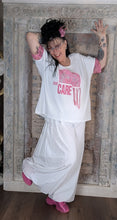 Load image into Gallery viewer, Motto Shirts von CN-G mit pinker Spitze- jetzt im Sale für kurze Zeit
