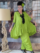 Load image into Gallery viewer, CNG Crinkle Sommerset in Apfel Grün bestehend aus Tunika und Hose
