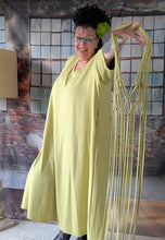 Lade das Bild in den Galerie-Viewer, CNG Kleid in lemon gelb mit hochwertiger Handarbeit Makramee Kette bis Größe 64
