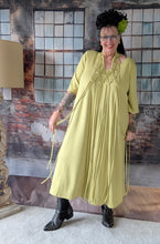 Lade das Bild in den Galerie-Viewer, CNG Kleid in lemon gelb mit hochwertiger Handarbeit Makramee Kette bis Größe 64

