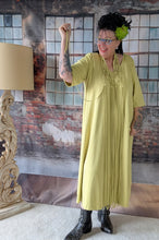 Lade das Bild in den Galerie-Viewer, CNG Kleid in lemon gelb mit hochwertiger Handarbeit Makramee Kette bis Größe 64
