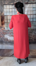 Lade das Bild in den Galerie-Viewer, CNG Kleid in Rot mit hochwertiger Handarbeit Makramee Kette bis Größe 64
