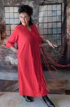 Lade das Bild in den Galerie-Viewer, CNG Kleid in Rot mit hochwertiger Handarbeit Makramee Kette bis Größe 64

