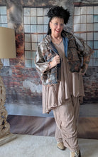 Load image into Gallery viewer, CNG Crinkle Sommerset in Beige Braun bestehend aus Tunika und Hose

