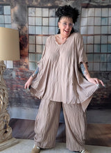 Load image into Gallery viewer, CNG Crinkle Sommerset in Beige Braun bestehend aus Tunika und Hose

