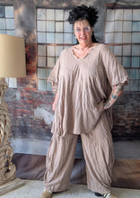 Load image into Gallery viewer, CNG Crinkle Sommerset in Beige Braun bestehend aus Tunika und Hose
