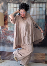 Load image into Gallery viewer, CNG Crinkle Sommerset in Beige Braun bestehend aus Tunika und Hose
