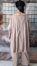 Load image into Gallery viewer, CNG Crinkle Sommerset in Beige Braun bestehend aus Tunika und Hose

